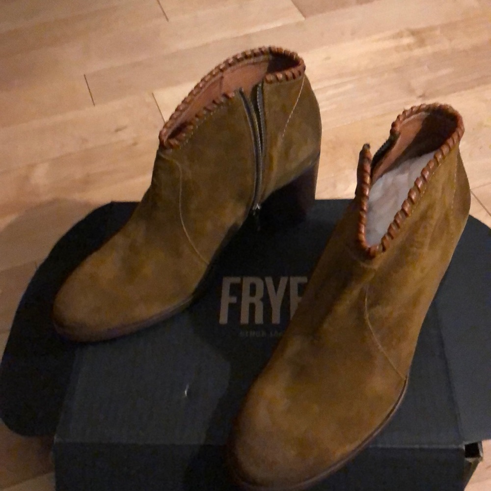 Frye Nora Whipstitch Suede Bootie. New. Size 10